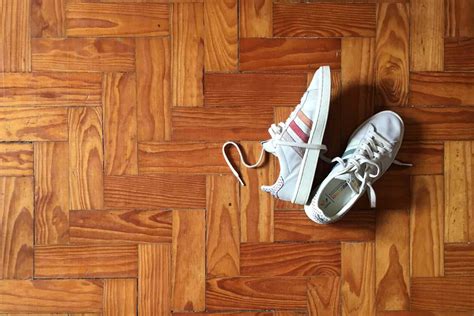 como agrandar zapatillas de lona y goma
